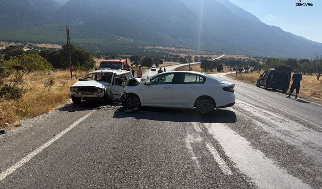 Çivril’de iki otomobil çarpıştı: 5  kişi yaralandı