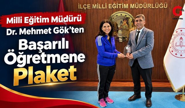 Çivril İlçe Millî Eğitim Müdürü Dr. Mehmet Gök'ten Başarılı Öğretmene Plaket