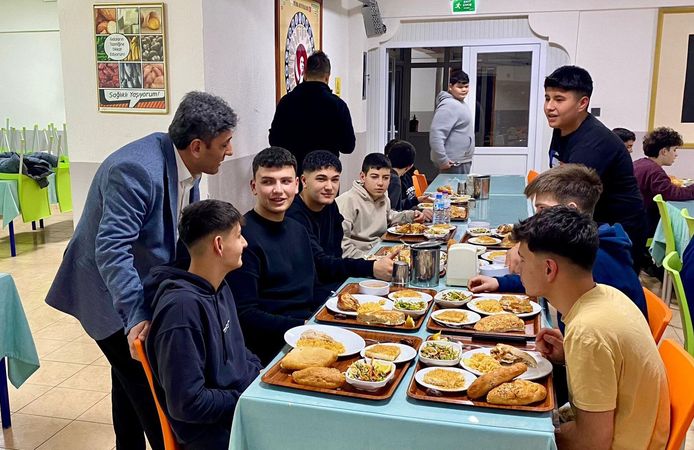Milli Eğitim Müdürü Öğrencileri İftarda Yalnız Bırakmadı
