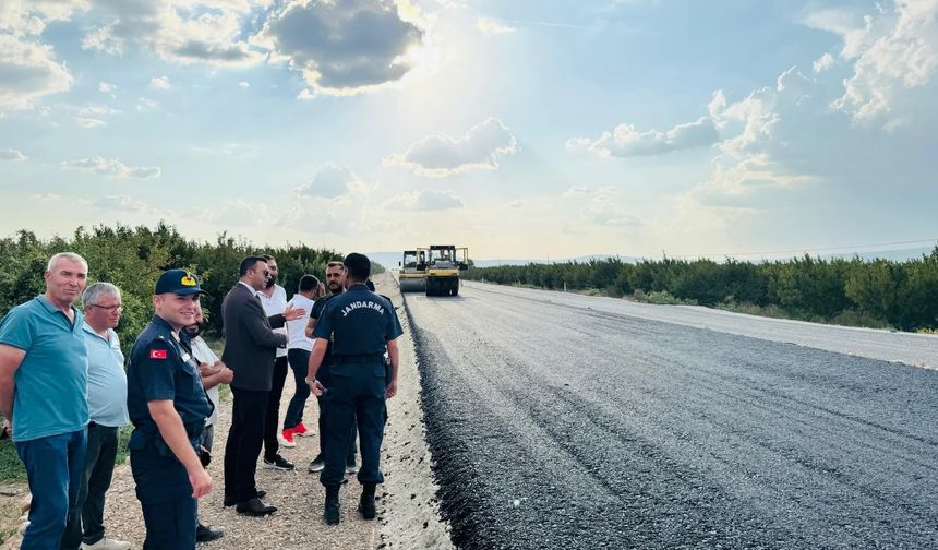 ÇİVRİL'DE ÇİLEYE DÖNEN YOLDA ASFALTLAMA BAŞLADI