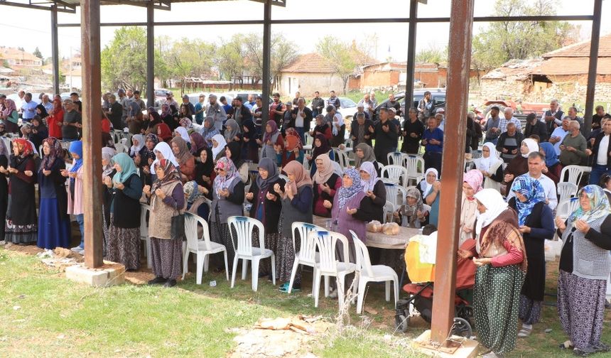 Karabedirlerde Yüzlerce Kişi El Açtı Dua Etti