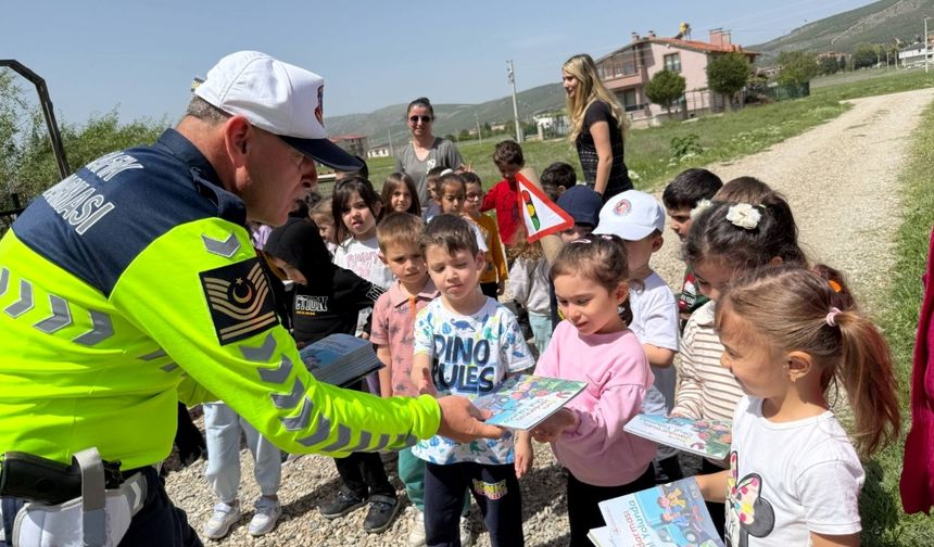 Polis ve Jandarma Miniklere Trafik Eğitimi Verdi