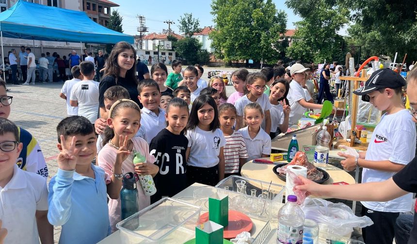 30 Ağustos Ortaokulunda Bilim ve Sanat Sergisi Açıldı