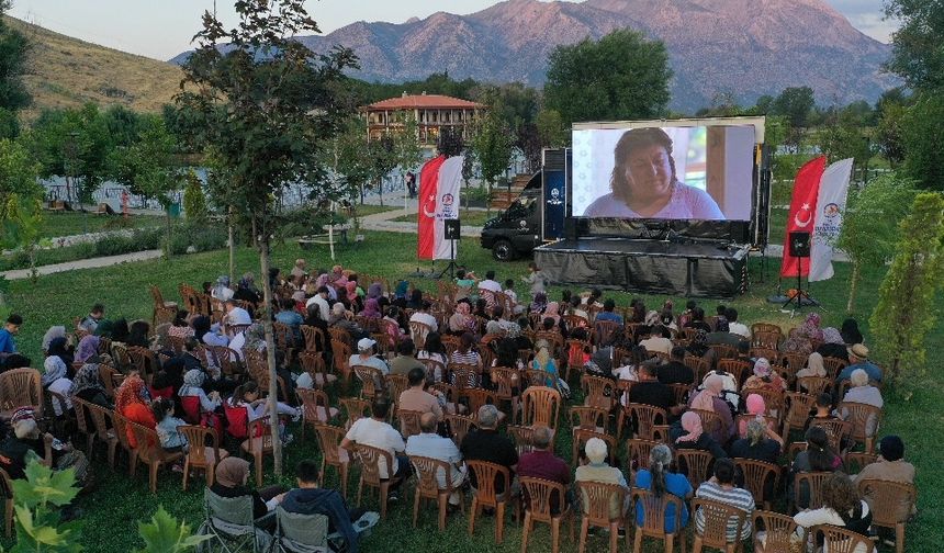 Çivril Millet Bahçesinde Sinema ve Türkü Şöleni