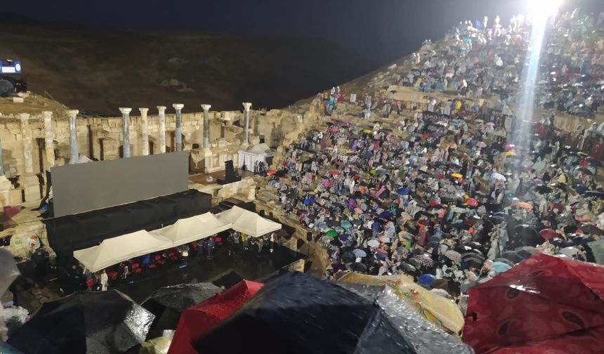 Laodikya Antik Tiyatro Melodilerle Değil Yuh Sesleri İle İnledi