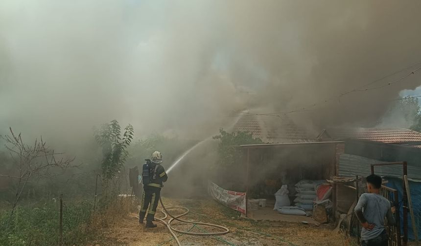 Çivril'deki Yangında Ev kullanılamaz Hale Geldi