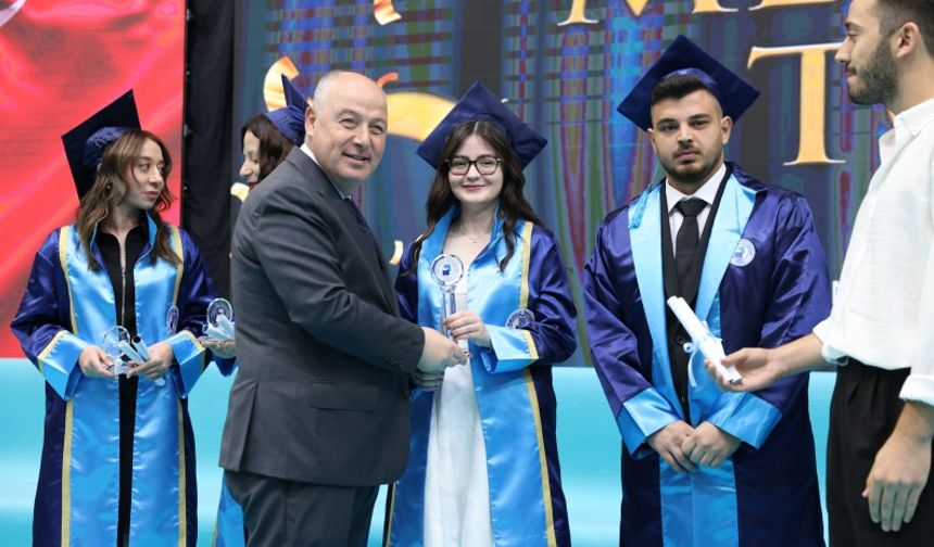 Tıp Fakültesini Birincilikle Bitirdi Çivril’in Gurur Oldu