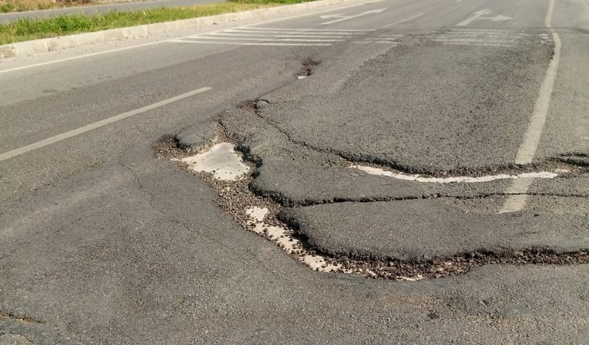 Çivril’de Bozuk Yol Kazaya Davetiye Çıkarıyor