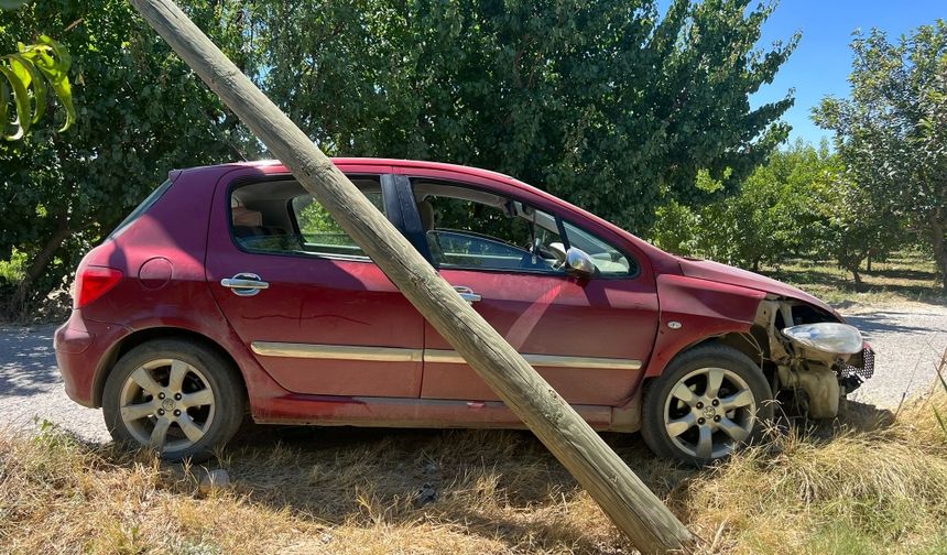 Sürücü Dar Yolda Direğe Çarptı