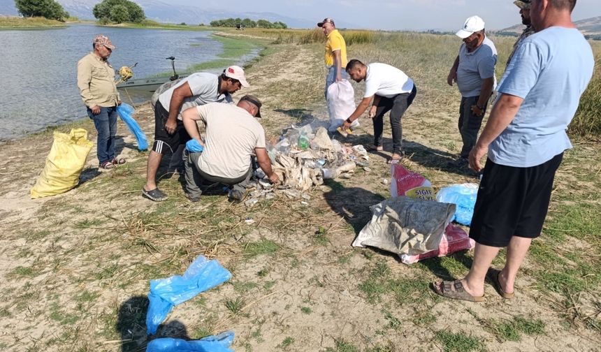 Çivrilli Olta Balıkçıları Göl Kenarında Mıntıka Temizliği Yaptı