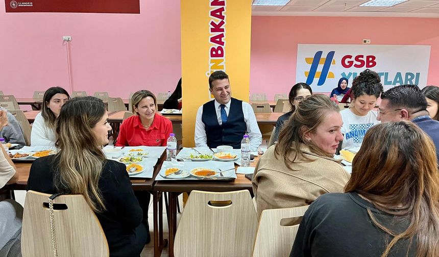 Kaymakam, Eşi İle KYK’da Kalan Öğrencilere Konuk Oldu