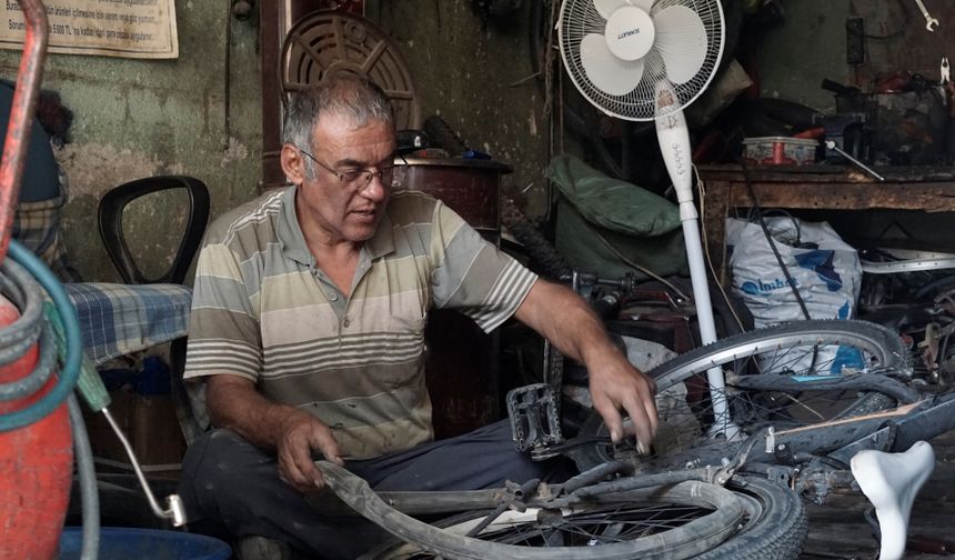 Zeki Usta Çivril'de Yarım Asırdır Bisiklet Tamir Ediyor