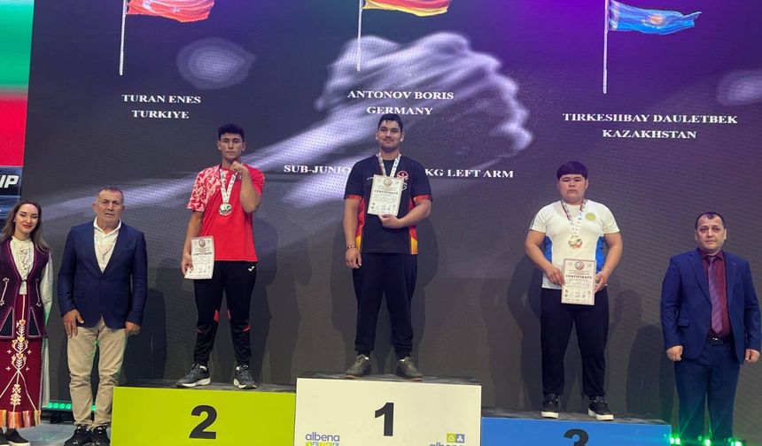 Çivrilli Sporcular Dünya Şampiyonasında 5 Madalya Kazandı