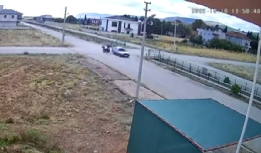 Motosikletin Çarptığı Araç Olay Yerinden Kaçtı