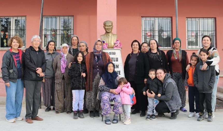 Çivril'de Emekli Öğretmen 10 Kasım'ı Köy Halkı İle Andı