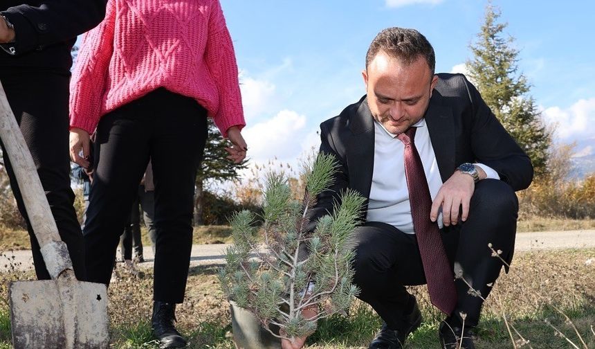 Çivril’de Başkan Dere Öğretmenler Günü Anısına Fidan Dikti