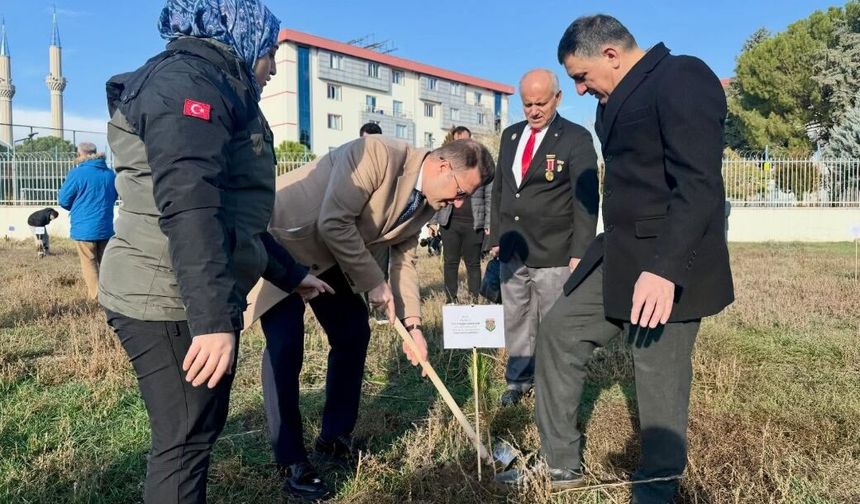 Üniversite Bahçesinde Şehitler Anısına Fidan Dikildi