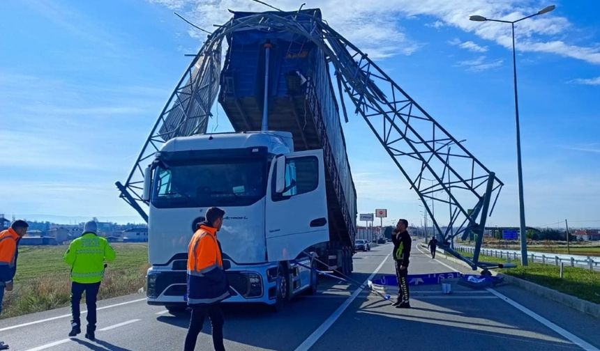 Damperi Açılan Kamyon Yön Levhasına Takıldı
