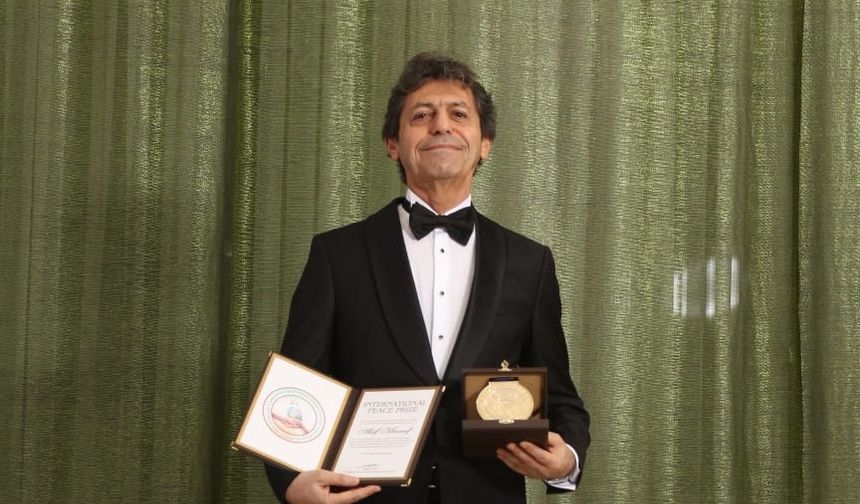 Ünlü Yazar Akif Manaf International Peace Prize Ödülü’nü Aldı