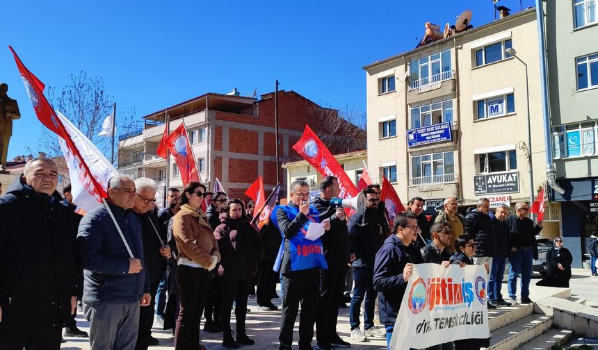 Çivril’de Öğretmenlerden Şiddet Protestosu