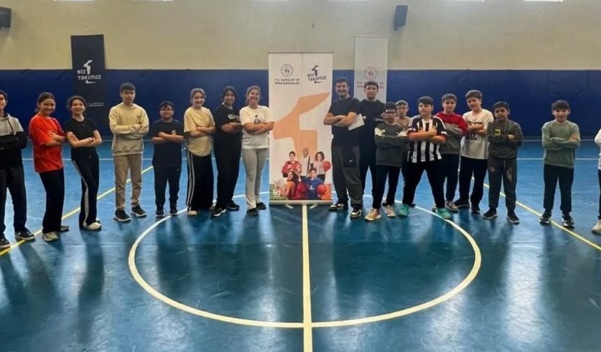 ‘Biz Bir Takımız’ Çivril Gençlik Merkezi’nde başladı