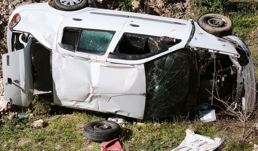 Park Halindeki Kamyona Çarpan Otomobil Takla Attı: 4 Yaralı