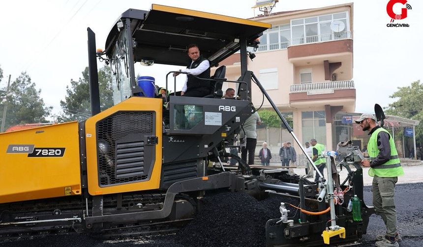 Başkan İlk Asfaltı Kendi Döktü İğdir’in Yolu Yenileniyor