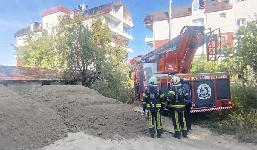 Çivril’de apartmanın çatısında yangın paniği