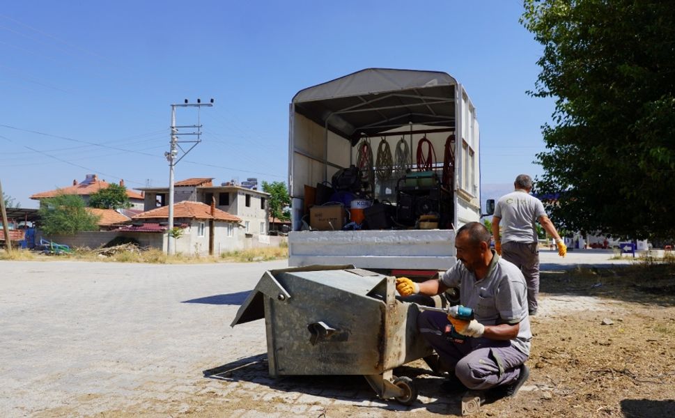 Çivril Belediyesi Mobil Tamir Ekibi 49 Mahallede 936 Çöp Konteyneri Tamir Etti