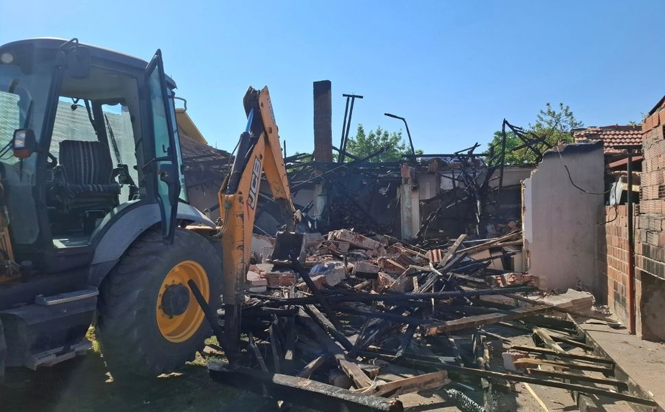 Çivril'de Evi Yanan Aileye Vatandaşlar ve Belediye El Uzattı