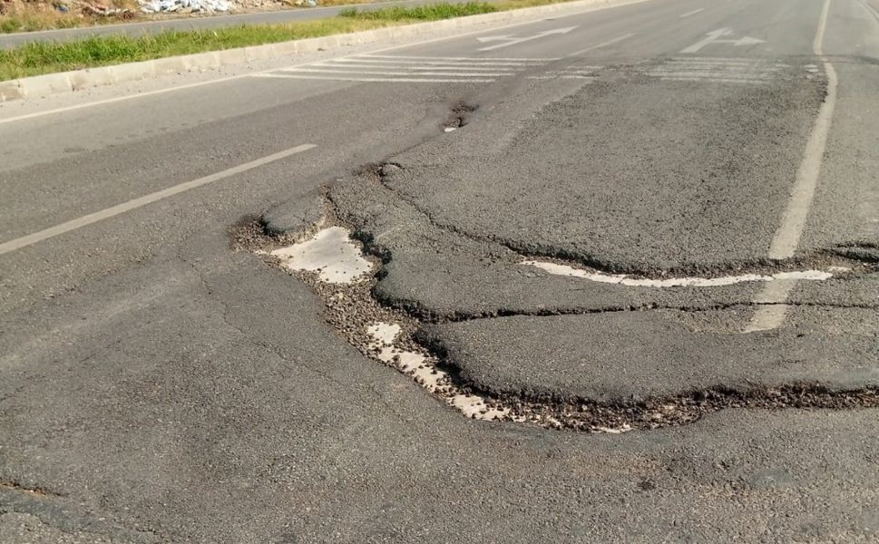Çivril’de Bozuk Yol Kazaya Davetiye Çıkarıyor