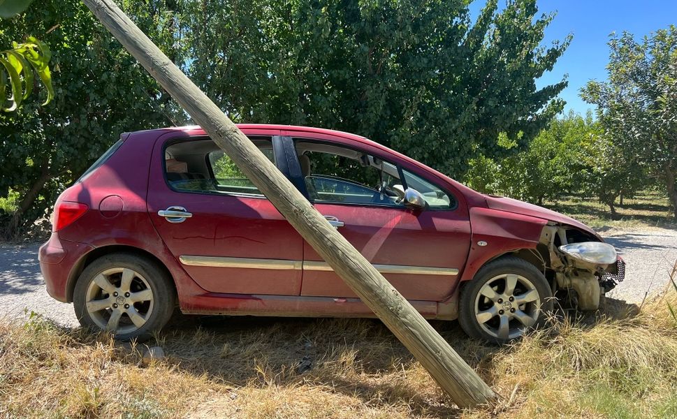 Sürücü Dar Yolda Direğe Çarptı
