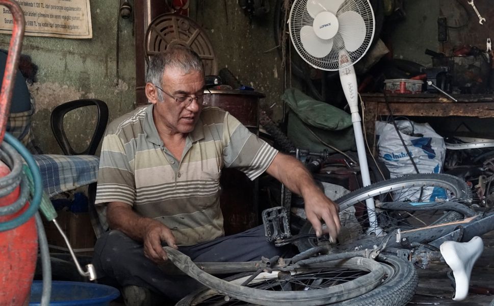 Zeki Usta Çivril'de Yarım Asırdır Bisiklet Tamir Ediyor