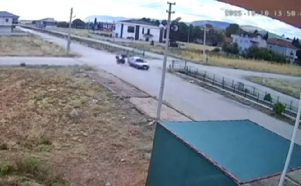 Motosikletin Çarptığı Araç Olay Yerinen Kaçtı