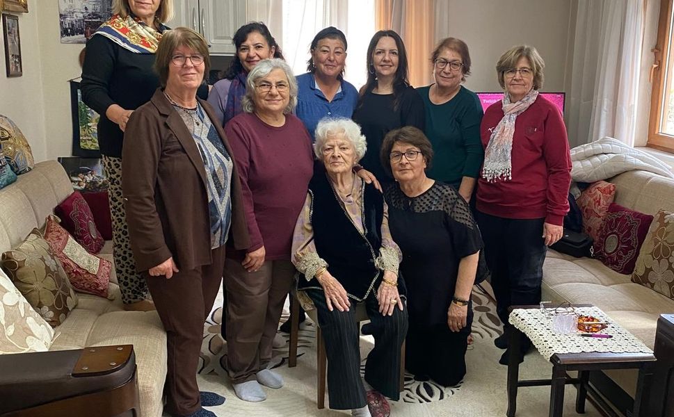 CHP’li Kadınlardan Emekli Öğretmenlere 24 Kasım Jesti