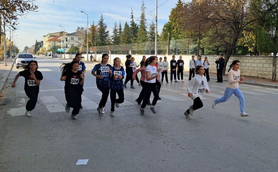 Çivrilli Öğrenciler Kros Yarışlarında Ter Döktü