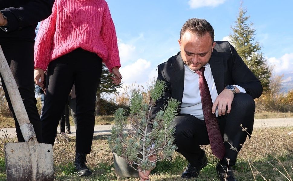 Çivril’de Başkan Dere Öğretmenler Günü Anısına Fidan Dikti