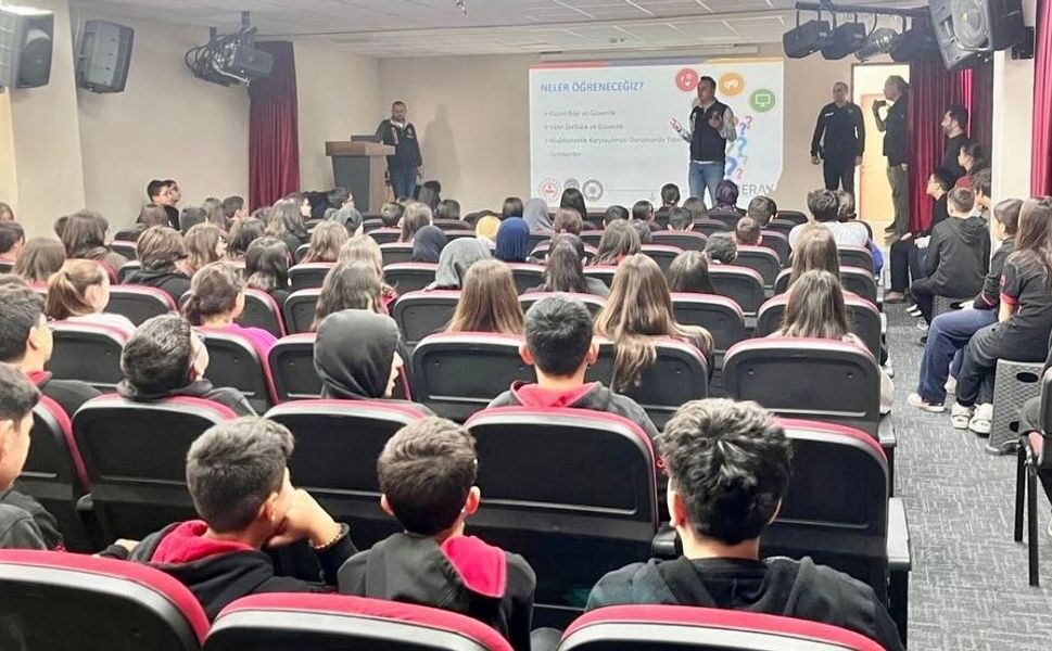 Emniyetten Akran Zorbalığı ve Siber Suçlar Bilgilendirmesi