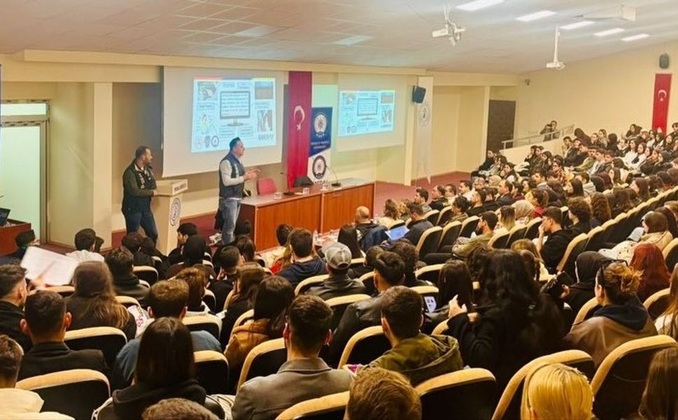 Çivril’de Üniversite Öğrencilerine Narko Seminer Verildi