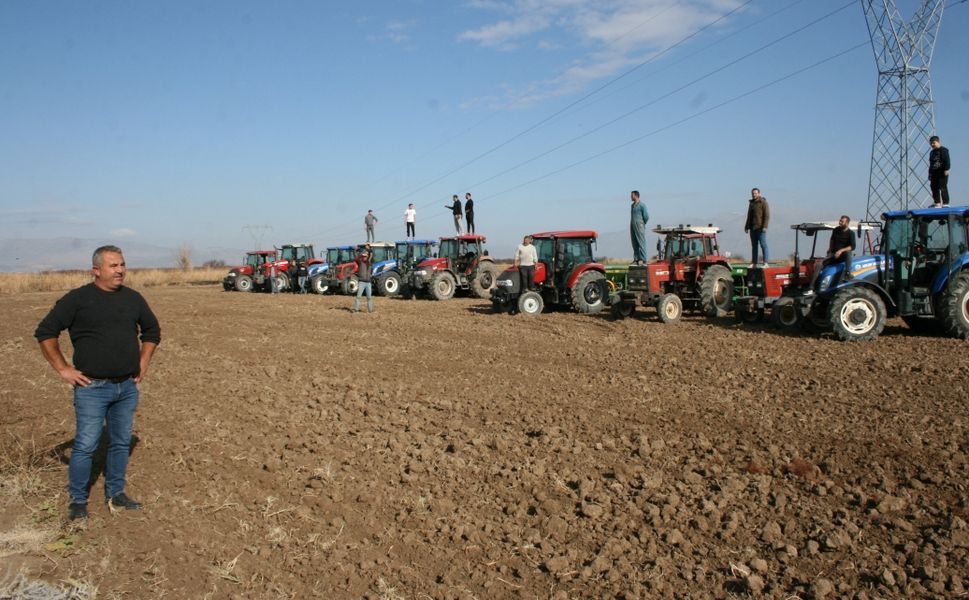 50 Traktör, 1 Tarlada Buluştu: Yamanlar’da İmece Geleneği Devam Ediyor