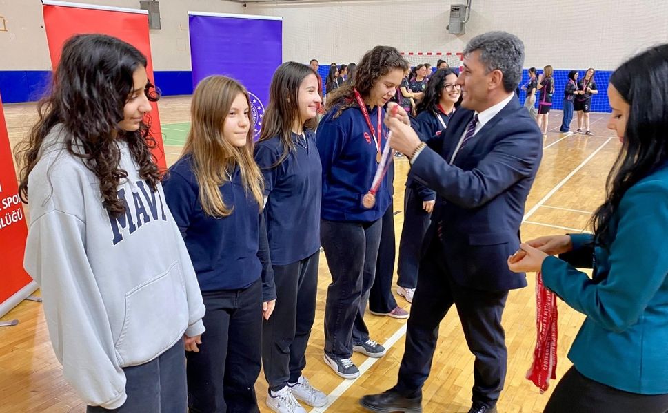 Çivril’de Okul Sporları Futsal Müsabakaları Tamamlandı