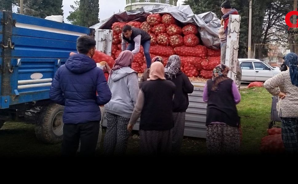 Çivri'de Merhum Tahir Yaman Adına İki Tır Patates ve Soğan Dağıtıldı