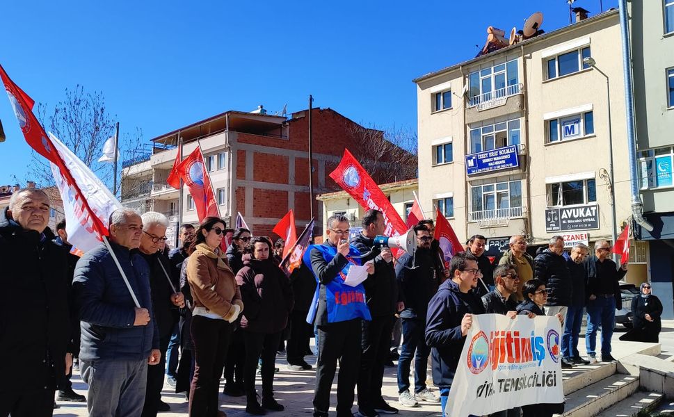 Çivril’de Öğretmenlerden Şiddet Protestosu