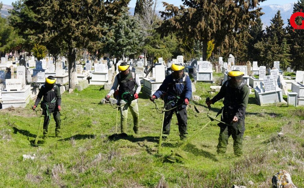 Çivril’de Bayram Öncesi Mezarlıklar Temizlendi
