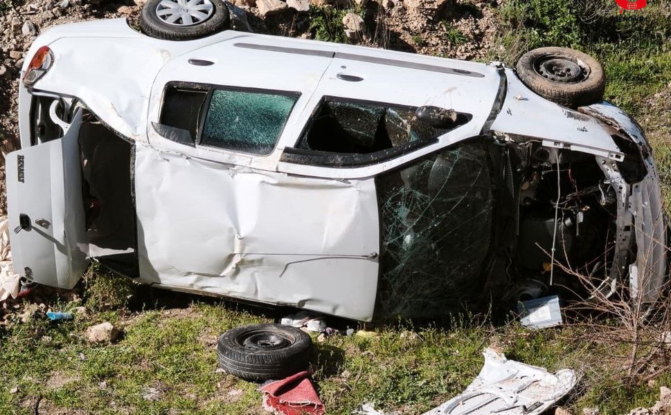 Park Halindeki Kamyona Çarpan Otomobil Takla Attı: 4 Yaralı