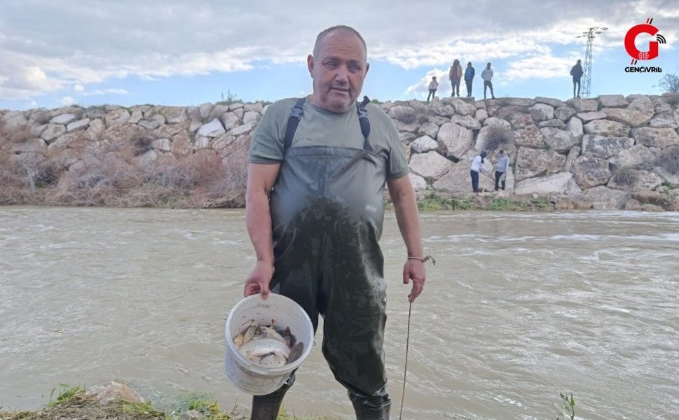10 Yıllık Kuraklığın Hakim Olduğu Çayda Balık Avladılar