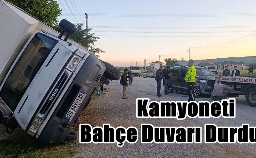 Festival Sahnesi Taşıyan Kamyonet Kaza Yaptı