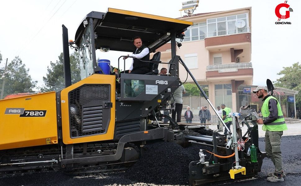 Başkan İlk Asfaltı Kendi Döktü İğdir’in Yolu Yenileniyor