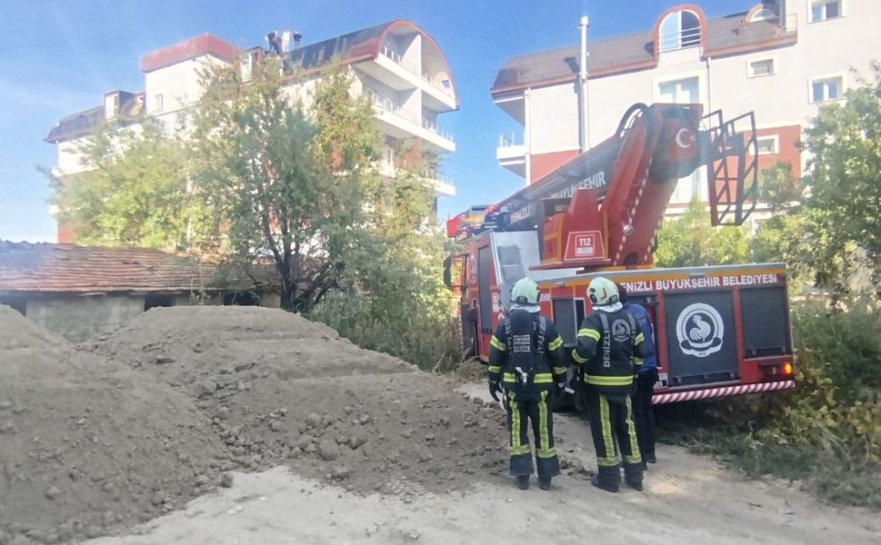 Çivril’de apartmanın çatısında yangın paniği