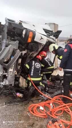 Kontrolden Çıkan Kamyon Devrildi